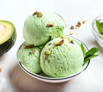 Înghețata de avocado cu fistic și mentă, decorată cu fistic și mentă