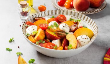 Salată de vară cu roșii, piersici, mini mozzarella și microgreens de busuioc în bol