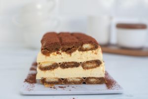 Secțiune de tort de înghețată Tiramisu