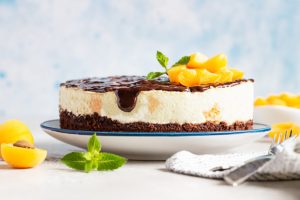 Cheesecake cu caise și glazură de ciocolată