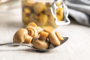 Ciuperci champignon murate în lingură și în borcan