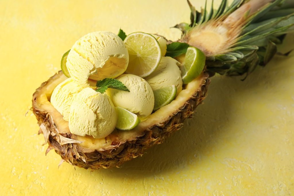 Înghețată de ananas cu lime, servită în cupă de ananas