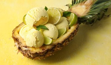 Înghețată de ananas cu lime, servită în cupă de ananas