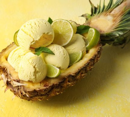 Înghețată de ananas cu lime, servită în cupă de ananas