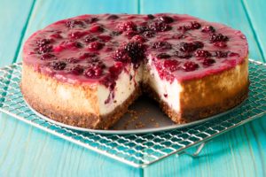 Cheesecake cu jeleu de mure și biscuiți cu ciocolată secționat pe un grătar