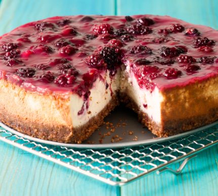 Cheesecake cu jeleu de mure și biscuiți cu ciocolată