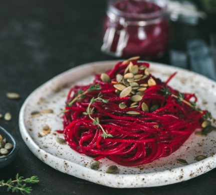 Spaghete cu pesto de sfeclă roșie