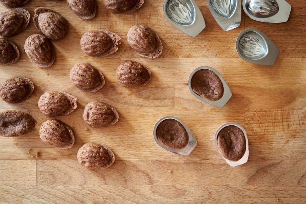 Coji de nuci cu cacao coapte și forme metalice pentru coji