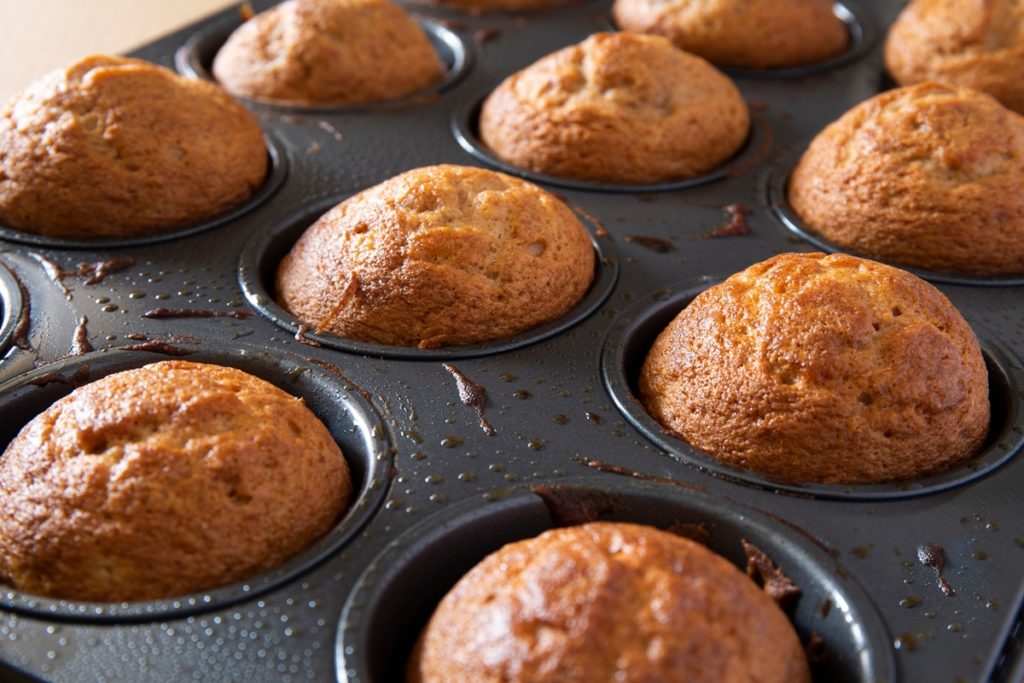 Tavă cu muffins cu morcovi si scortisoara