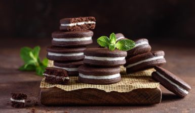 Fursecuri cu cacao și cremă de lapte pe un tocător de lemn
