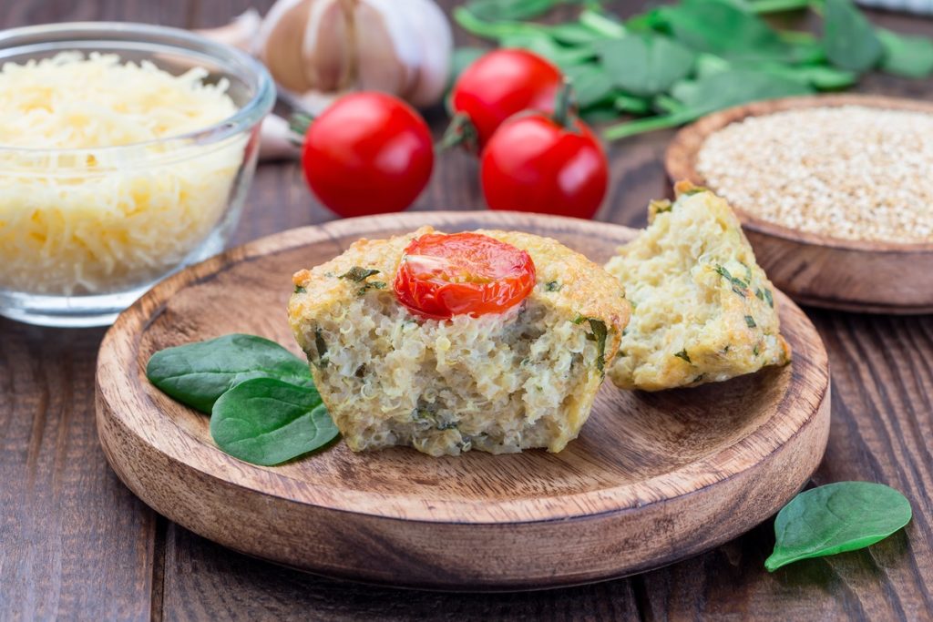 O brioșă cu quinoa, brânză și spanac