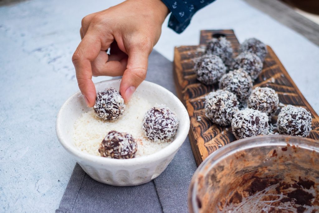 Bomboane de ciocolată cu biscuiți trecute prin cocos