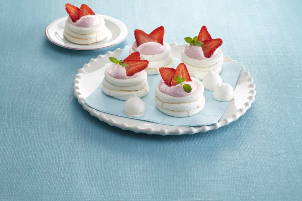 Mini Pavlova cu mousse de căpșuni, decorate cu căpșuni proaspete și frunze de mentă