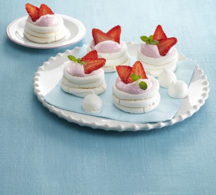 Mini Pavlova cu mousse de căpșuni. Delicatețe crocantă și aerată