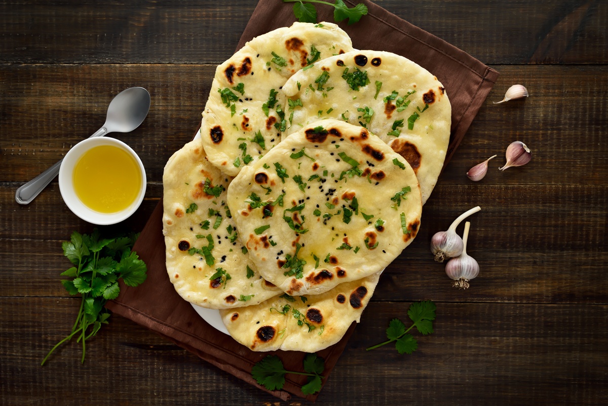 Pâine indiană naan, cu usturoi și unt