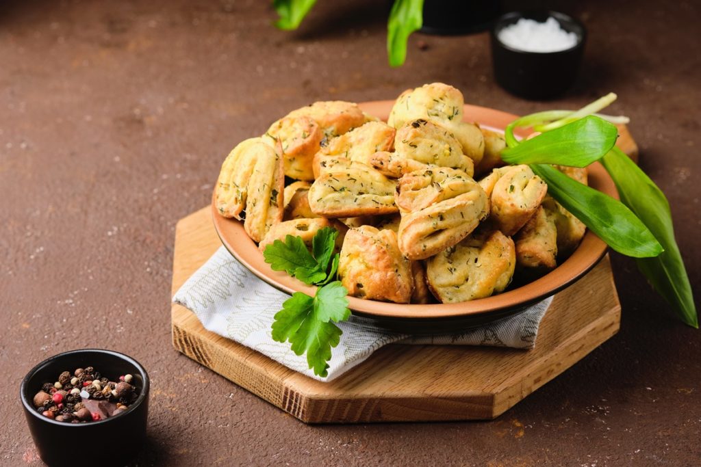 Aperitive din aluat cu leurdă - Pogăcele