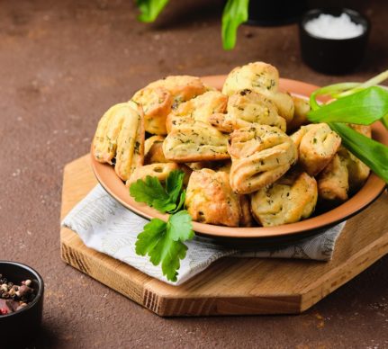 Aperitive din aluat cu leurdă - Pogăcele