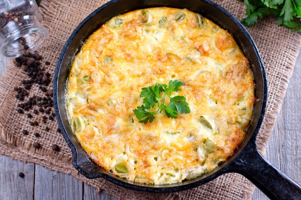 Budincă cu brânză și praz la tigaie