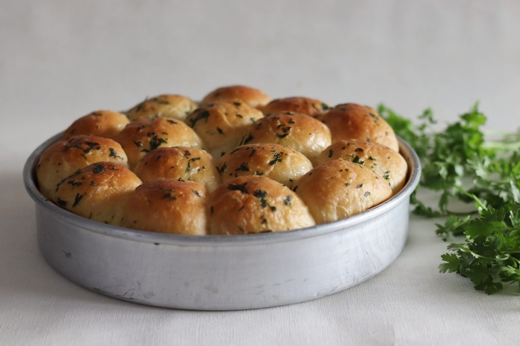 Chifle glazurate cu sos de pătrunjel și usturoi în tavă rotundă