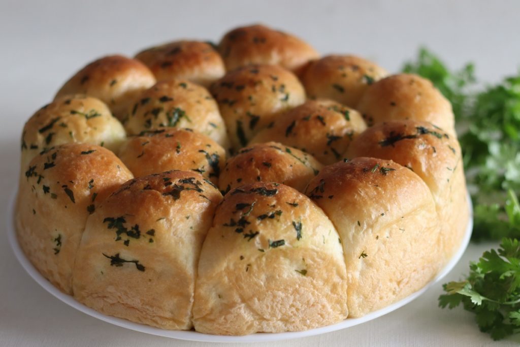 Chifle glazurate cu sos de pătrunjel și usturoi