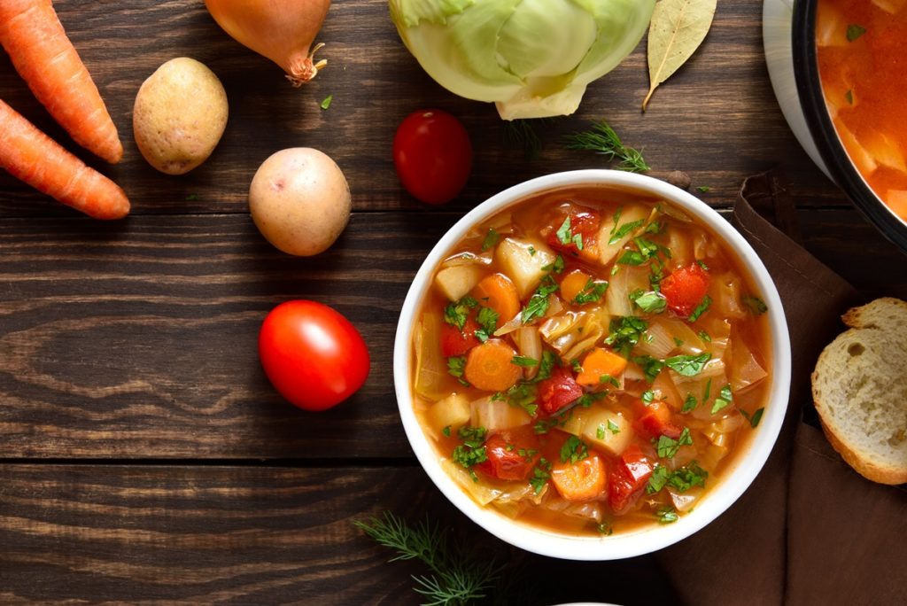 Ciorbă de varză albă cu cartofi, morcovi și roșii
