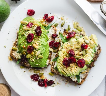 Avocado toast cu tofu și merișoare deshidratate