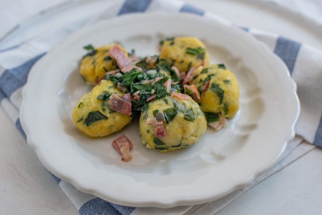 Găluște cu leurdă și șuncă în farfurie