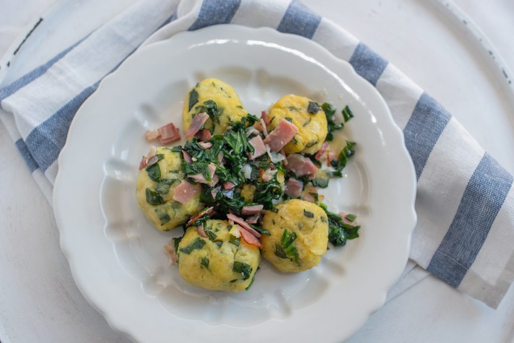 Găluște de cartofi cu leurdă și șuncă în farfurie