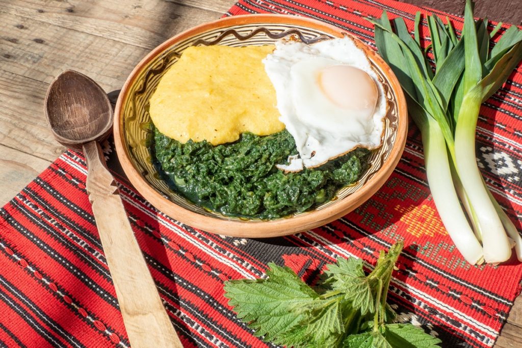 Urzici cu ou ochi și mămăligă