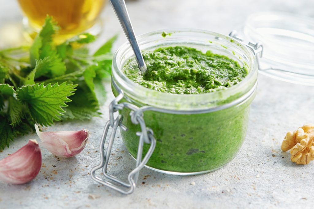 Borcan cu pesto de urzici cu nuci
