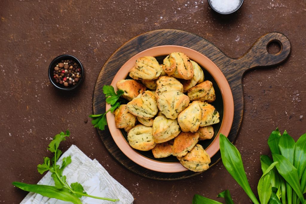 Pogăcele cu leurdă și pătrunjel în bol