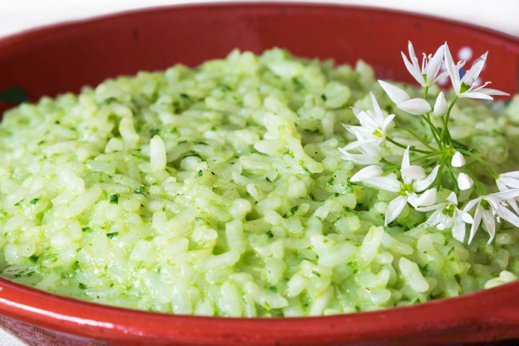 Risotto cremos cu leurdă în bol, decorat cu flori de leurdă