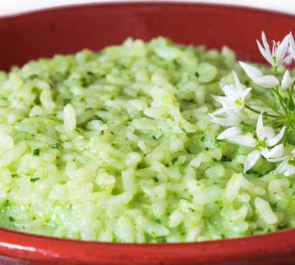 Risotto cremos cu leurdă în bol, decorat cu flori de leurdă