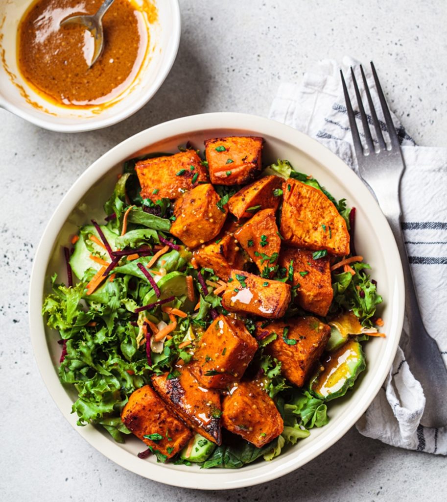 Salată cu cartofi dulci și sos de muștar