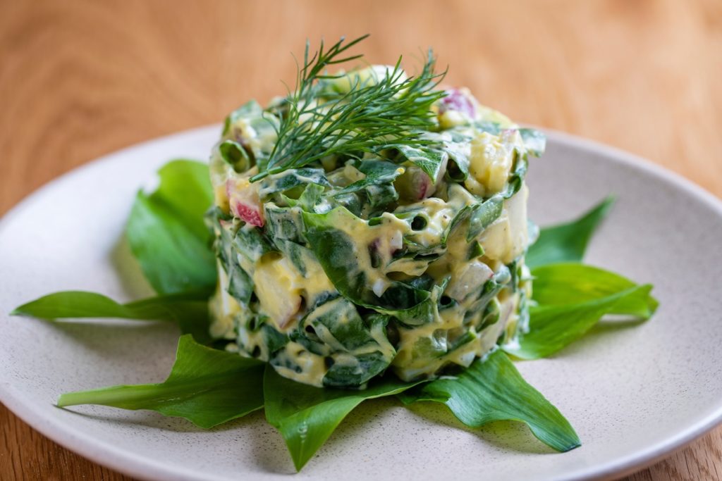 Salată de primăvară din legume cu ouă fierte și leurdă
