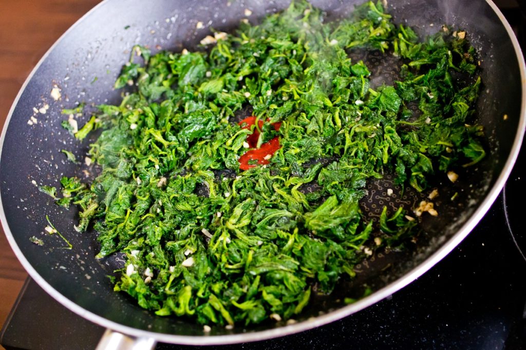 Urzici cu usturoi în tigaie