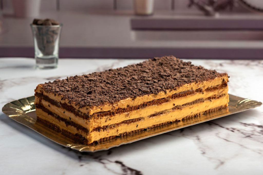 Prăjitura Chocotorta pe un platou
