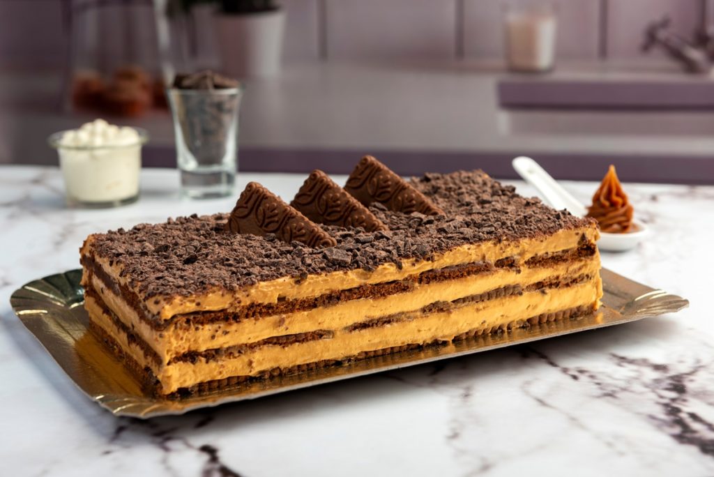 Prăjitura Chocotorta pe un platou