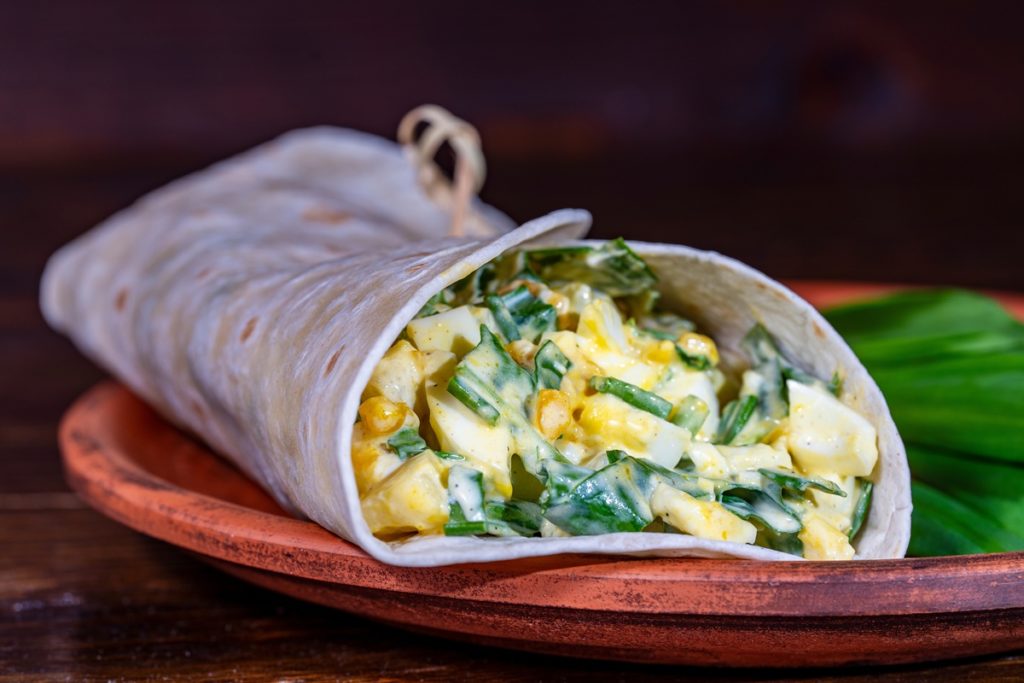 O porție de burrito cu ouă fierte, cartofi și leurdă