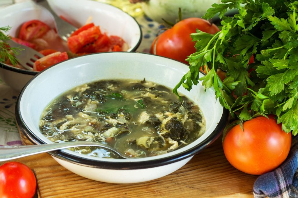 Ciorbă de ștevie cu franjuri de ouă în castron metalic