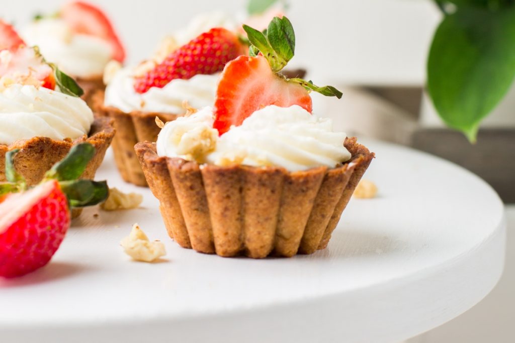 Mini tarte cu cremă de lapte condensat și căpșuni