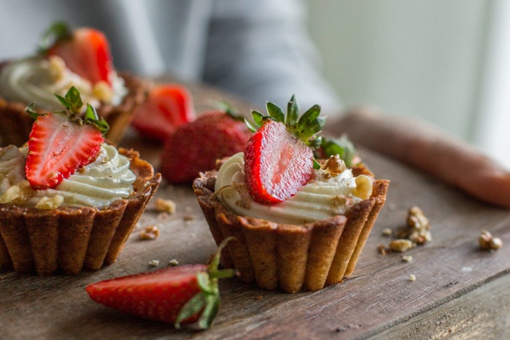 Mini tarte cu cremă de lapte condensat și căpșuni