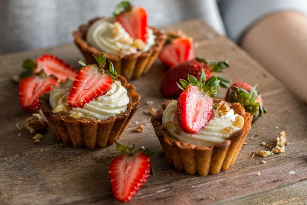 Mini tarte cu cremă de lapte condensat și căpșuni