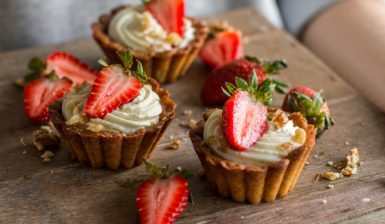 Mini tarte cu cremă de lapte condensat și căpșuni