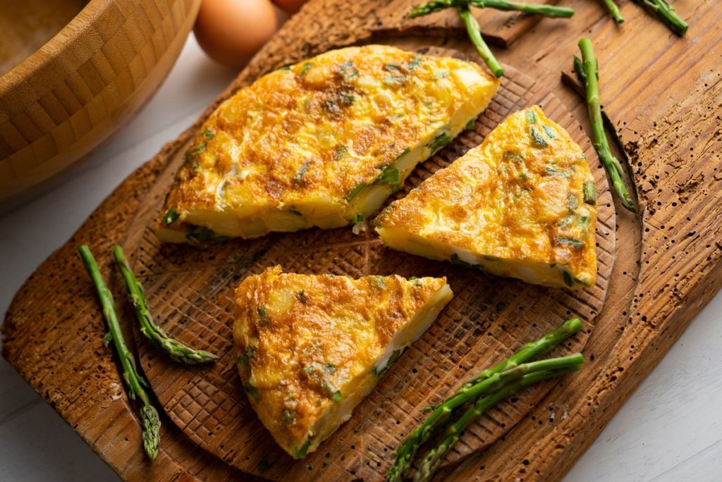 Trei porții de omletă cu cartofi și sparanghel