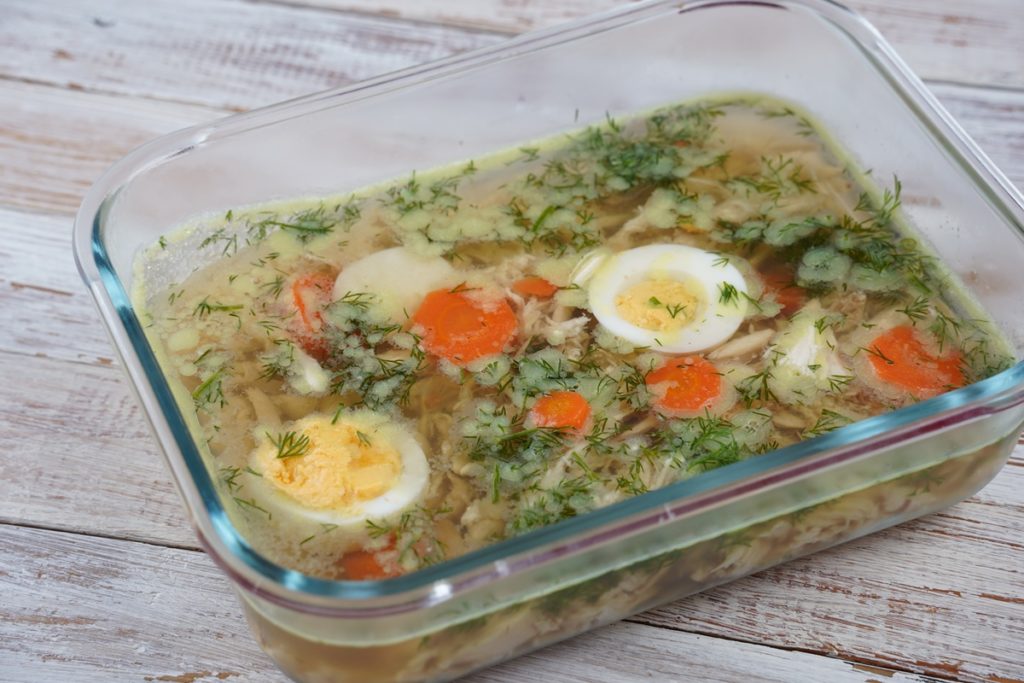 Piftie de curcan cu ouă fierte în vas de sticlă