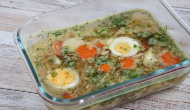 Piftie de curcan cu ouă fierte în vas de sticlă