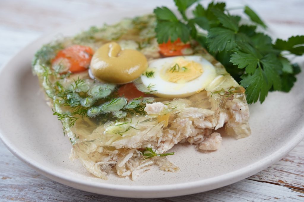 Piftie din carne de curcan răsturnată pe un platou