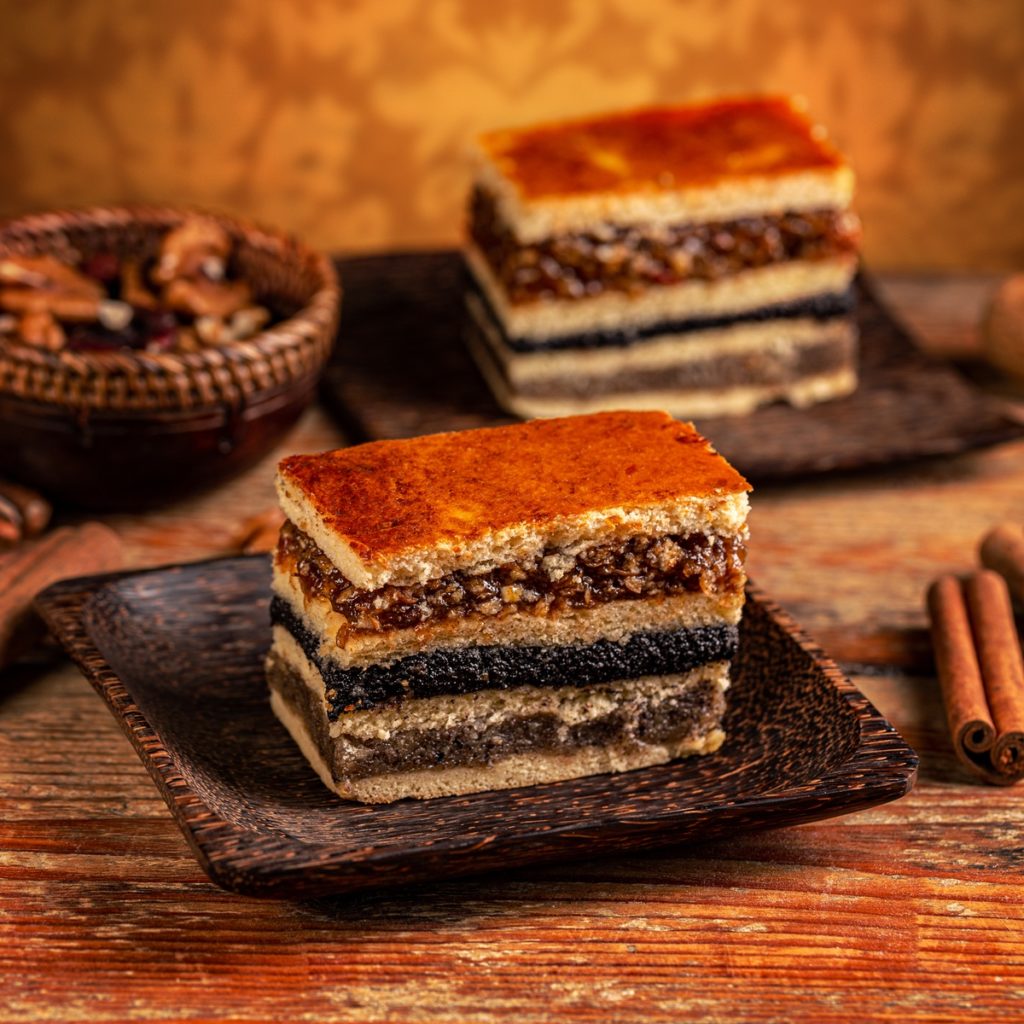 Două porții de prăjitură fragedă cu nuci, mac și mere