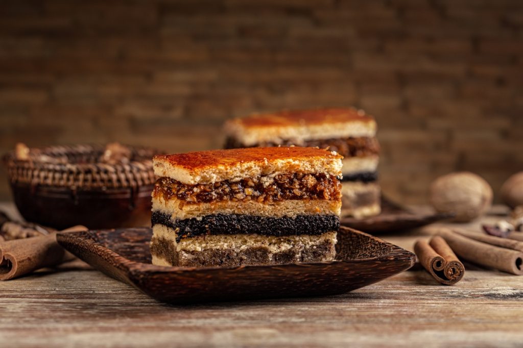 Prăjitură cu nuci, mac și mere porționată